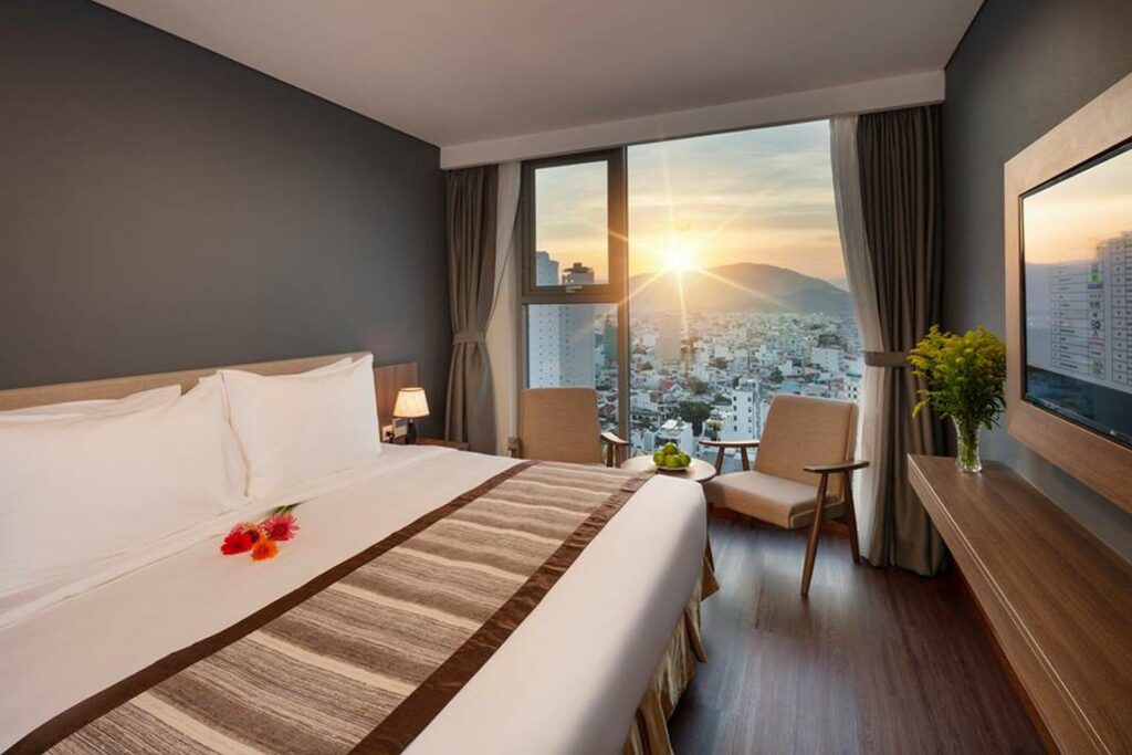 Hoàng hôn tại phòng Deluxe City Vew khách sạn Libra Hotel Nha Trang